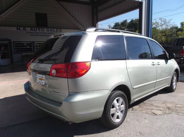 Toyota Sienna 2006 photo 2