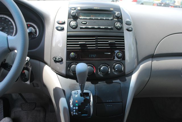 Toyota Sienna 2006 photo 2