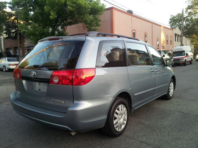 Toyota Sienna 2006 photo 2