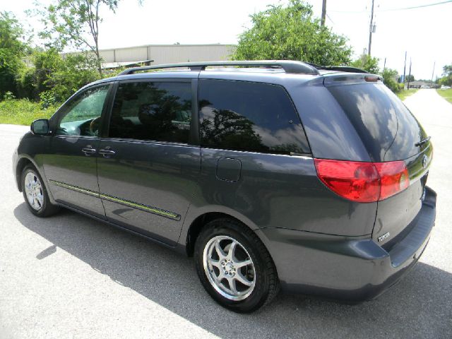 Toyota Sienna 2006 photo 2