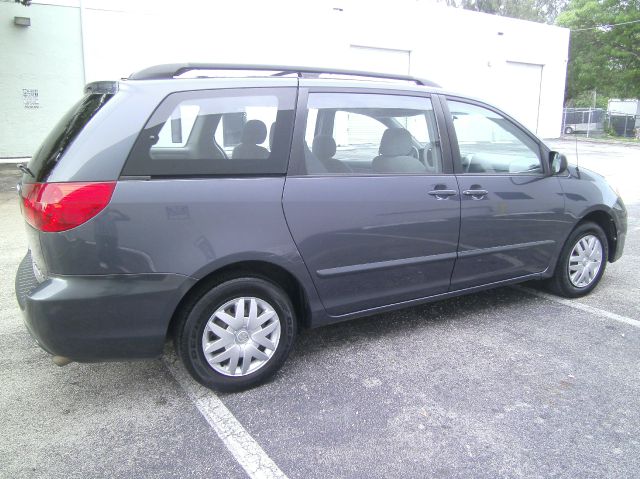 Toyota Sienna 2006 photo 2