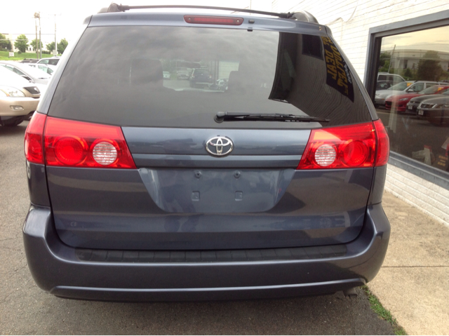 Toyota Sienna 2006 photo 2