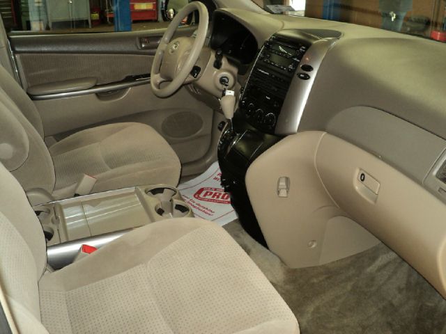 Toyota Sienna 2006 photo 2