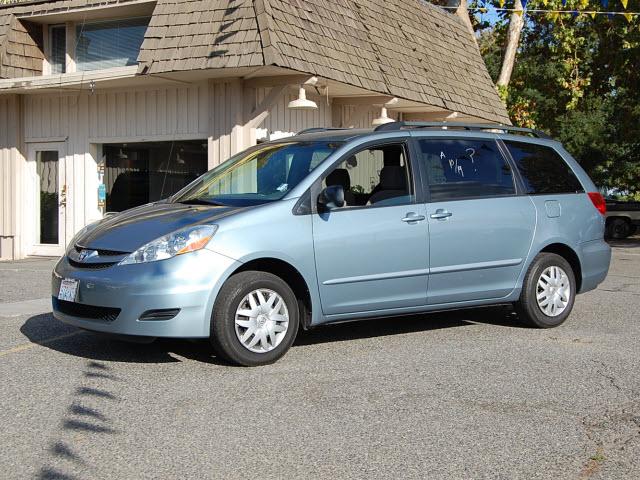 Toyota Sienna REG CAB Sportside 117.5 WB MiniVan