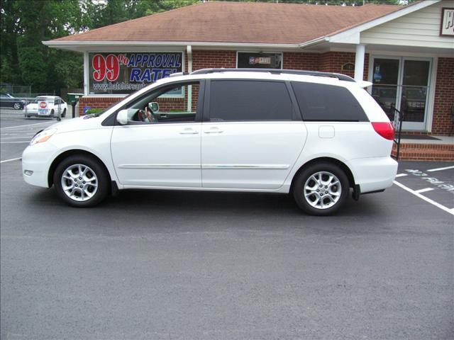 Toyota Sienna Eddie Bauer 4x4 MiniVan