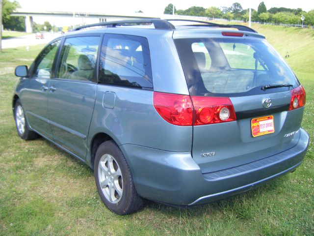 Toyota Sienna 2006 photo 1