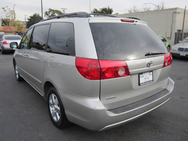 Toyota Sienna 2006 photo 1