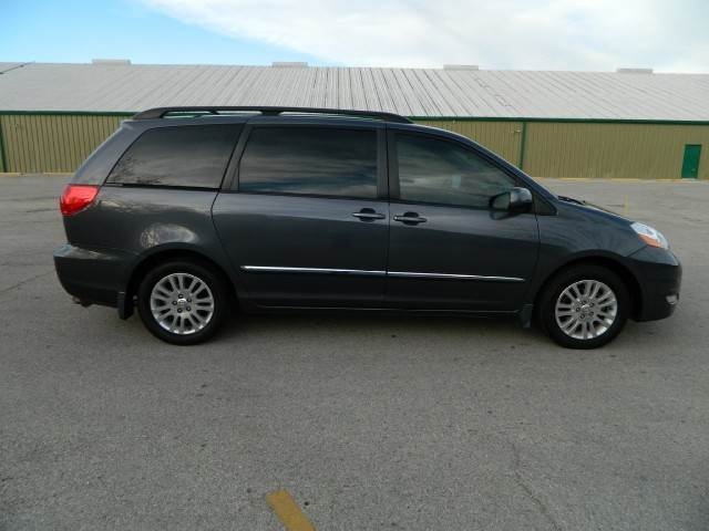 Toyota Sienna 2008 photo 2