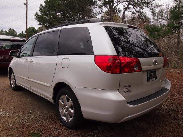 Toyota Sienna 2008 photo 2