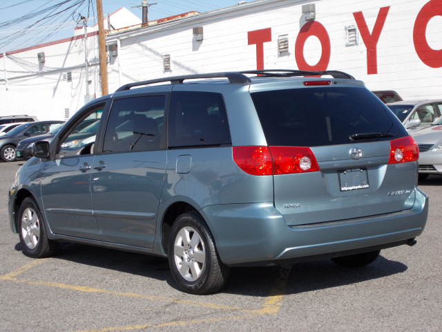 Toyota Sienna 2008 photo 2