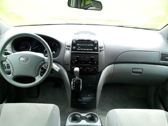 Toyota Sienna 2008 photo 2