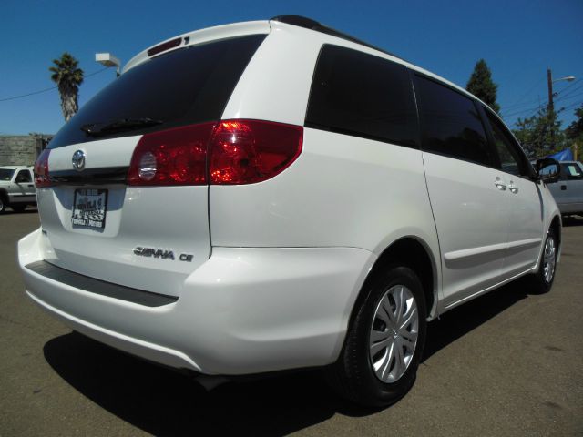 Toyota Sienna 2008 photo 4