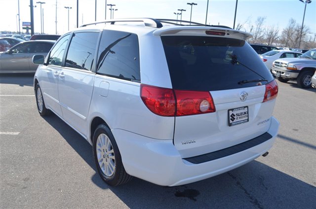 Toyota Sienna 2008 photo 2