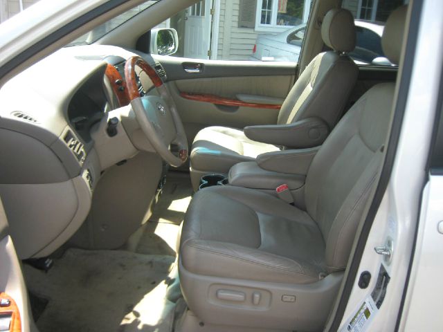 Toyota Sienna XLT 4.6L 4WD MiniVan