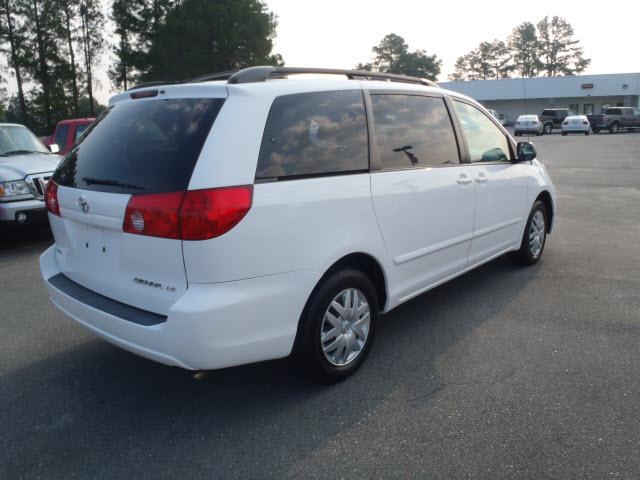 Toyota Sienna 2008 photo 4