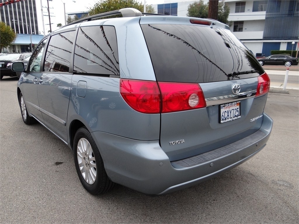 Toyota Sienna 2008 photo 2