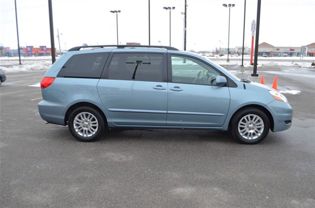 Toyota Sienna 2008 photo 1