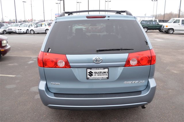 Toyota Sienna 2008 photo 2