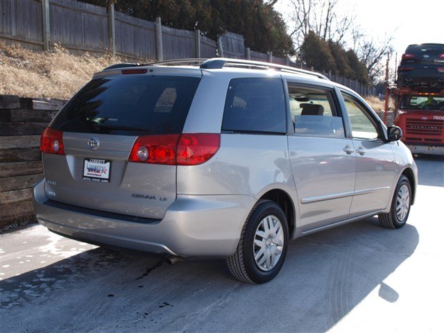 Toyota Sienna 2008 photo 2