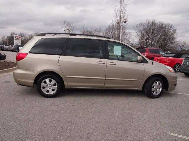 Toyota Sienna 2008 photo 2