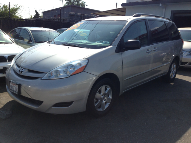 Toyota Sienna 2009 photo 1