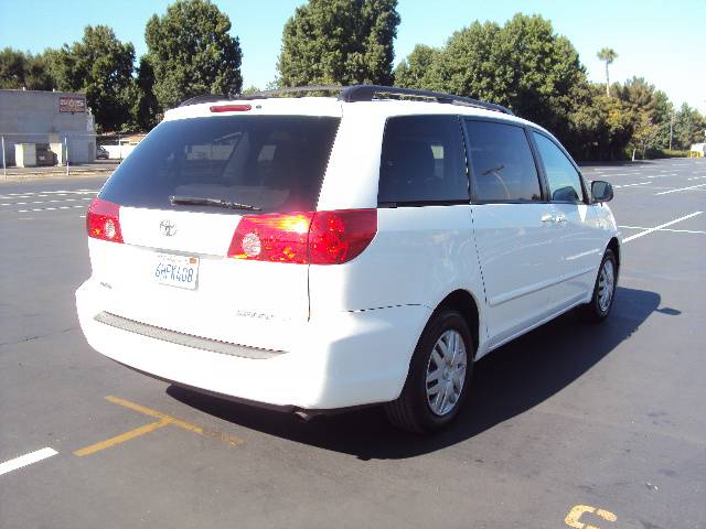 Toyota Sienna 2009 photo 3