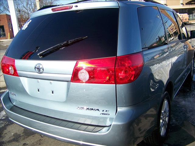 Toyota Sienna 2009 photo 2