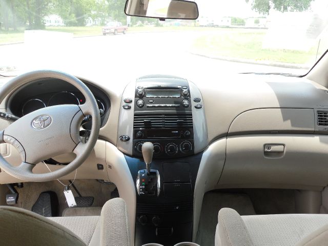 Toyota Sienna 2009 photo 2