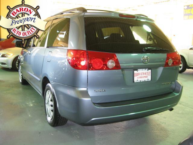 Toyota Sienna 2009 photo 1