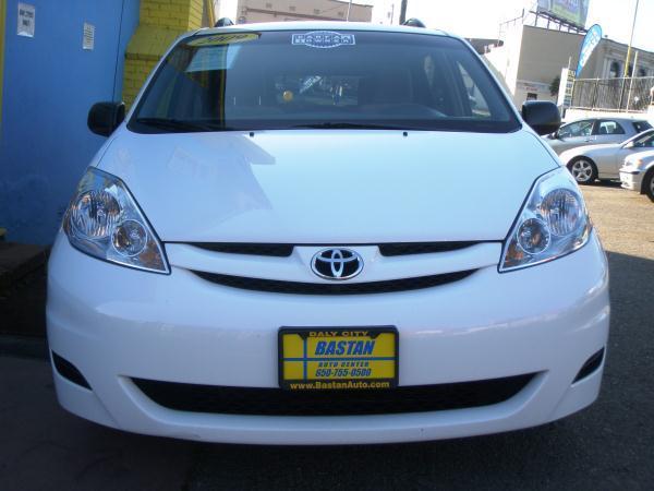 Toyota Sienna 2009 photo 1