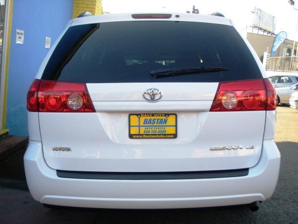 Toyota Sienna 2009 photo 2