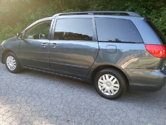 Toyota Sienna 2009 photo 1