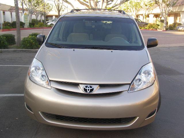 Toyota Sienna 2009 photo 2