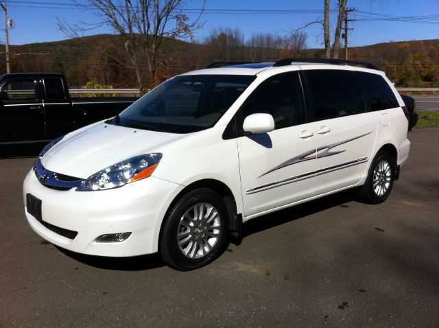 Toyota Sienna 2009 photo 1