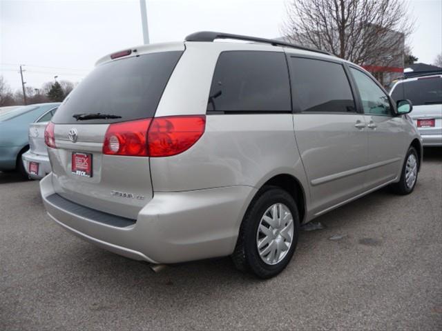 Toyota Sienna 2009 photo 2