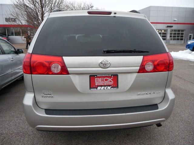 Toyota Sienna 2009 photo 4