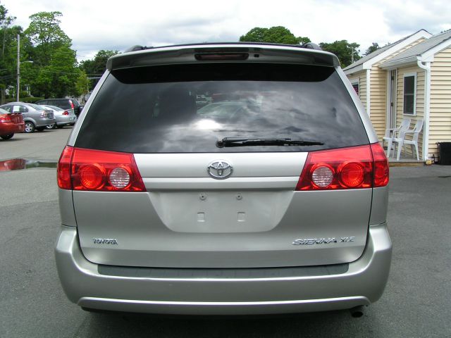 Toyota Sienna 2009 photo 4