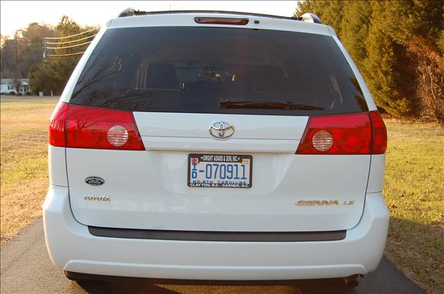 Toyota Sienna 2009 photo 3