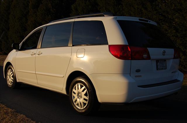 Toyota Sienna 2009 photo 4