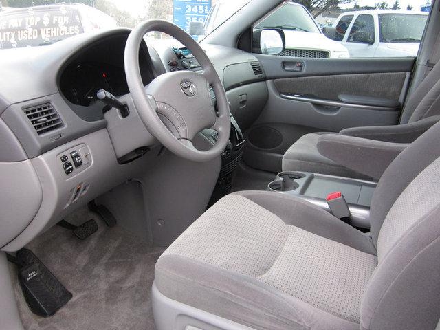 Toyota Sienna 2009 photo 2