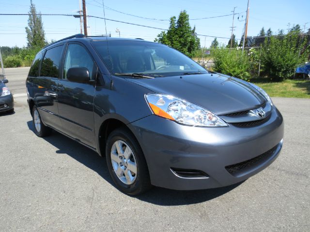 Toyota Sienna 2010 photo 1