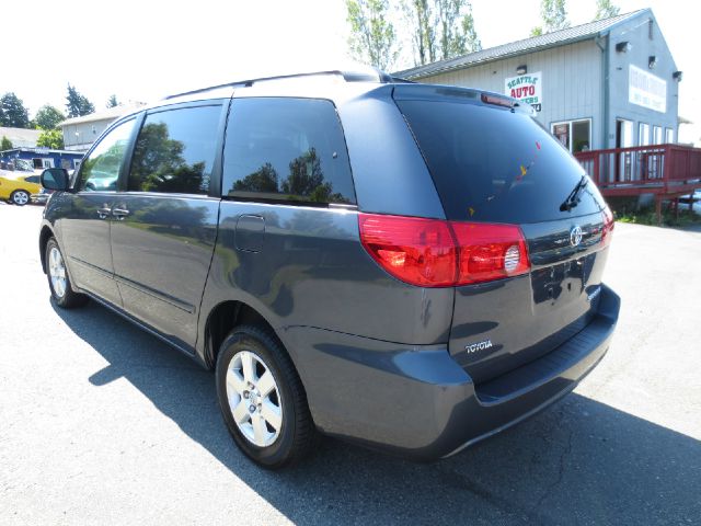 Toyota Sienna 2010 photo 3