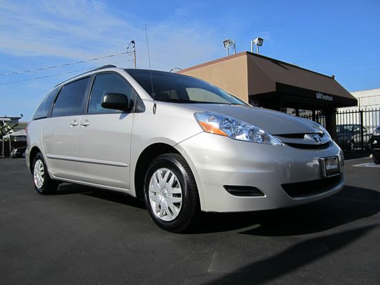 Toyota Sienna 2010 photo 2