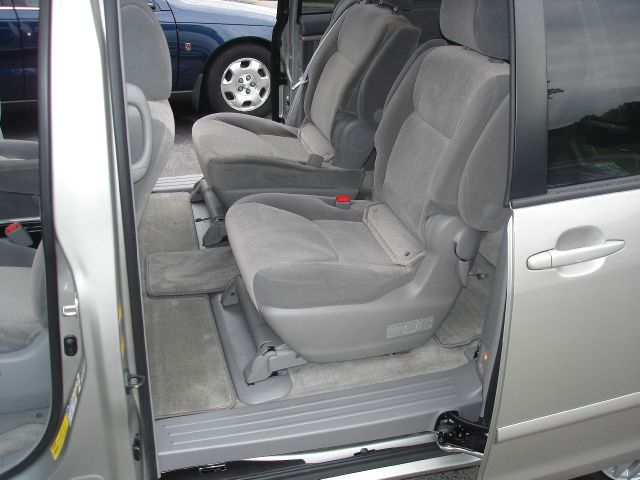 Toyota Sienna 2010 photo 2