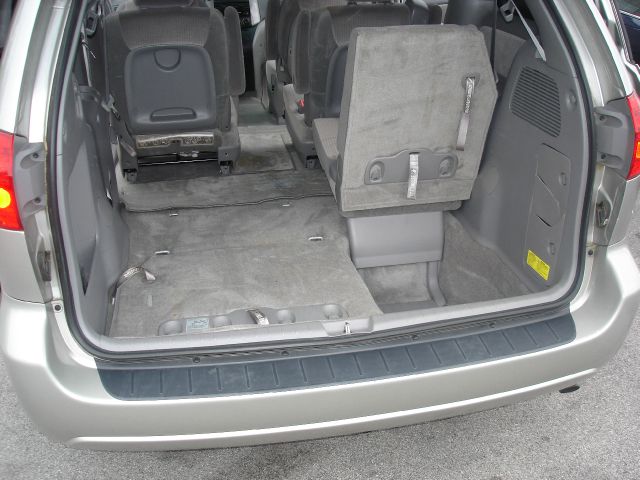 Toyota Sienna 2010 photo 7