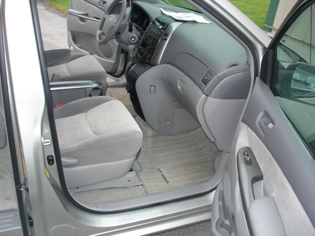 Toyota Sienna 2010 photo 9