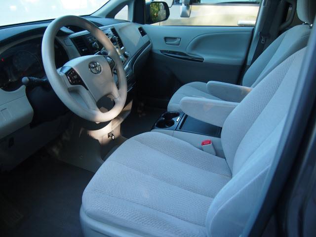 Toyota Sienna 2011 photo 1