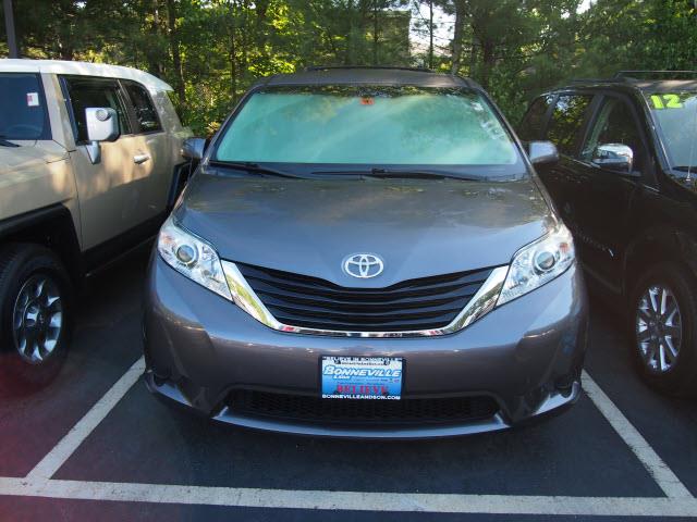 Toyota Sienna 2011 photo 2