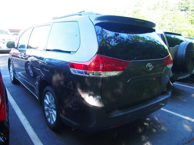 Toyota Sienna 2011 photo 3