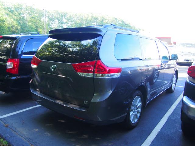 Toyota Sienna 2011 photo 4